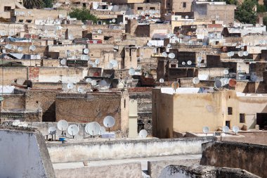 Fas'ta yüzlerce uydu anteni ile F s şehrini görüntüleyin.