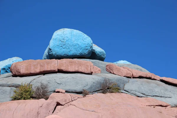 Piedras pintadas por el artista Jean Verame cerca de Tafraoute en el Anti Atlas de Marruecos, África . —  Fotos de Stock