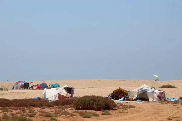 Zigenare med tält och mycket skräp Camping på "Plage Blanche" i Marocko, Afrika. — Stockfoto