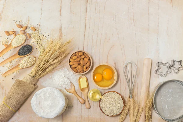 Mutfak aksesuarları ve Pişirme malzemeleri.