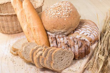 Çeşitli ekmek ve hamur işleri.