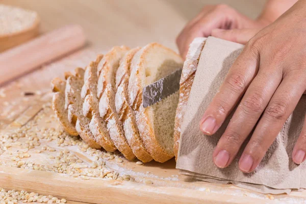 Dilimlenmiş taze rustik ekmek.