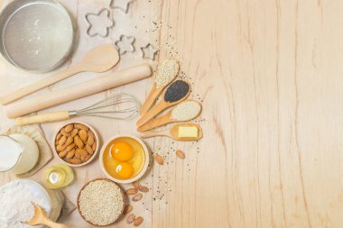 Mutfak aksesuarları ve Pişirme malzemeleri.