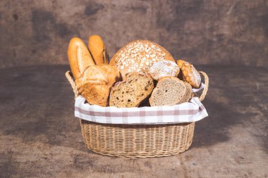 Çeşitli ekmek ve hamur işleri..