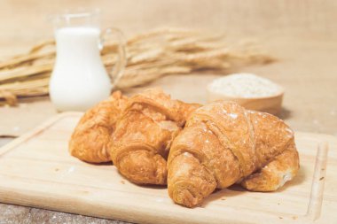 Taze pişmiş kruvasan..