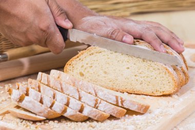 Dilimlenmiş taze rustik ekmek.