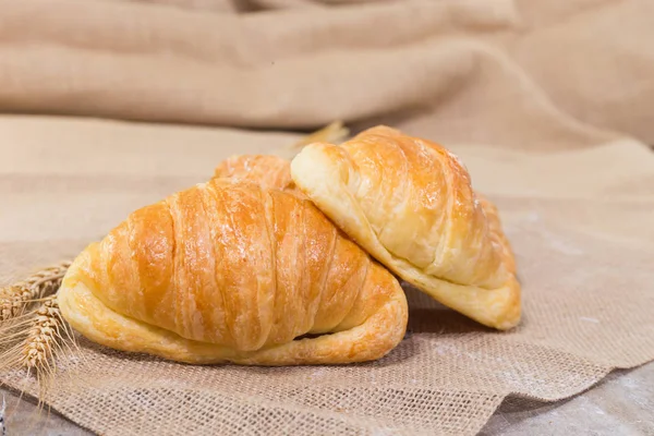 Taze pişmiş kruvasan..