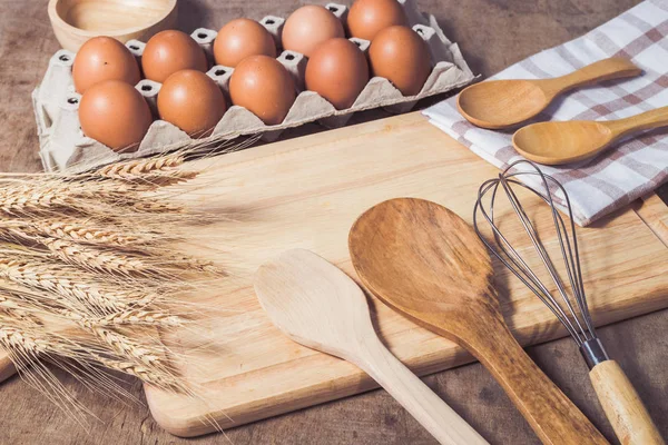 Mutfak aksesuarları ve Pişirme malzemeleri.