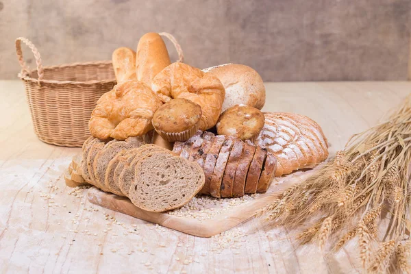 Brot und Gebäck sortiert — Stockfoto