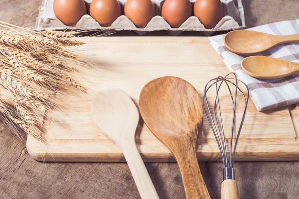 Mutfak aksesuarları ve Pişirme malzemeleri.