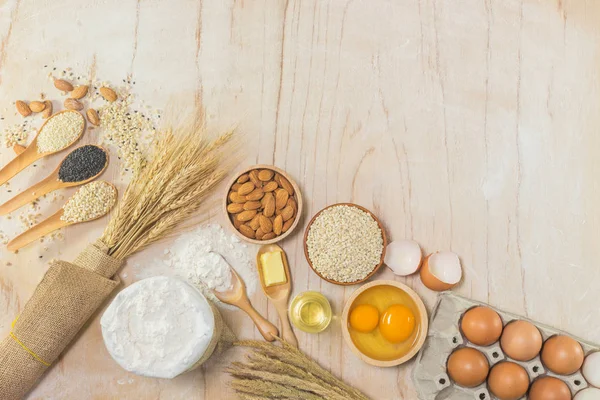 Mutfak aksesuarları ve Pişirme malzemeleri.