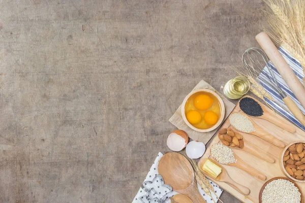 Mutfak aksesuarları ve Pişirme malzemeleri.