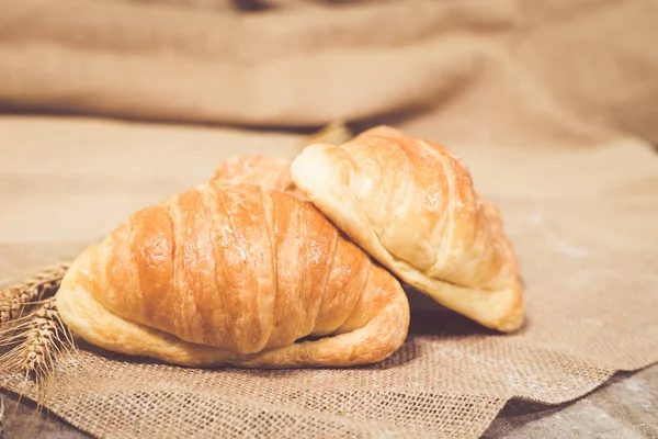 Taze pişmiş kruvasan..