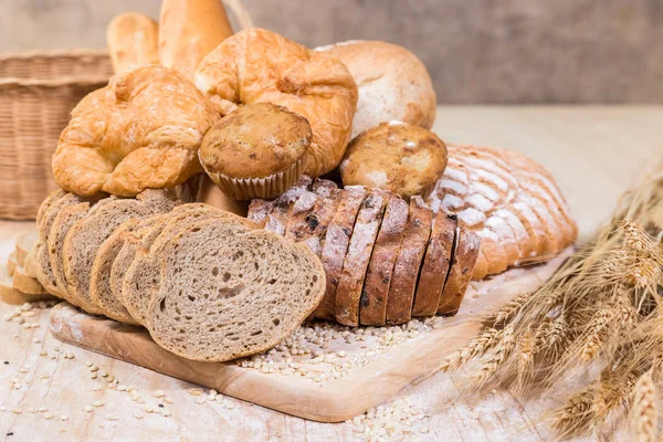 Brot und Gebäck sortiert — Stockfoto