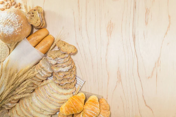 Çeşitli ekmek ve hamur işleri..