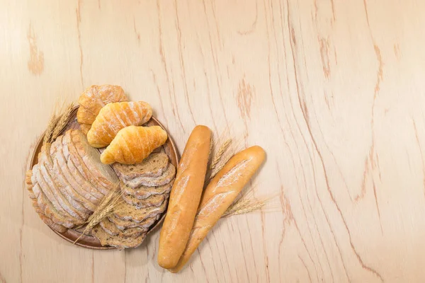 Çeşitli ekmek ve hamur işleri..