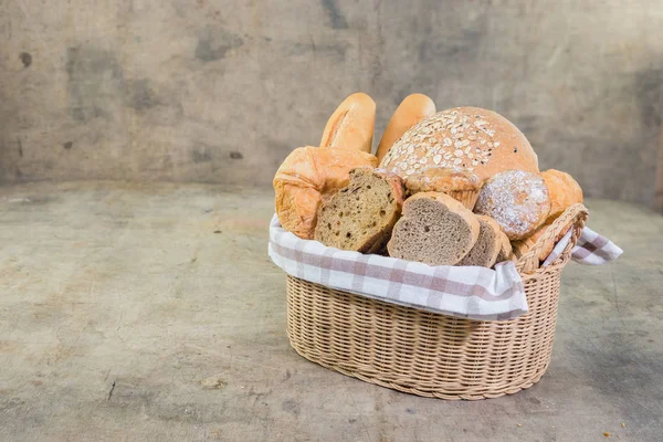 Çeşitli ekmek ve hamur işleri..