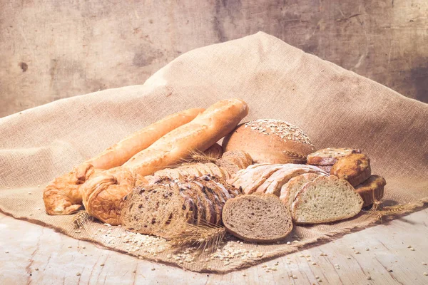 Çeşitli ekmek ve hamur işleri..