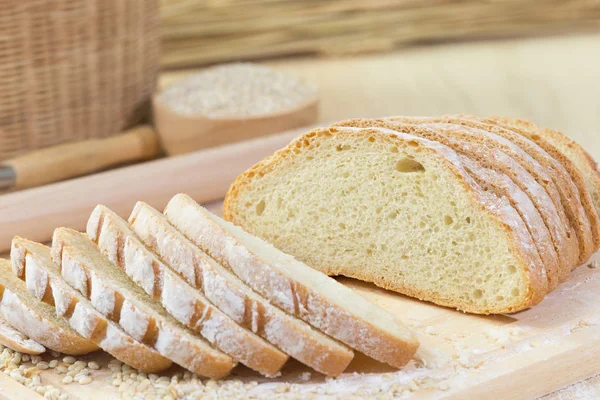 Dilimlenmiş taze rustik ekmek.