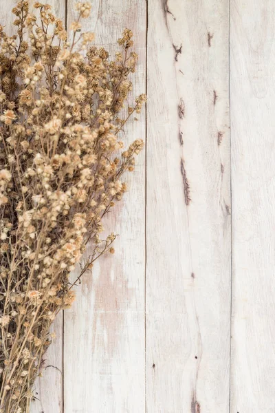 ahşap üzerinde kuru çiçekler