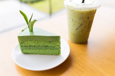 Yeşil çay kek ve matcha yeşil çay masada.