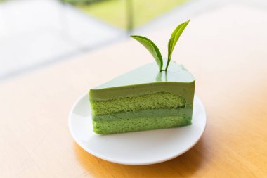 Bir kase içinde organik yeşil matcha çay.