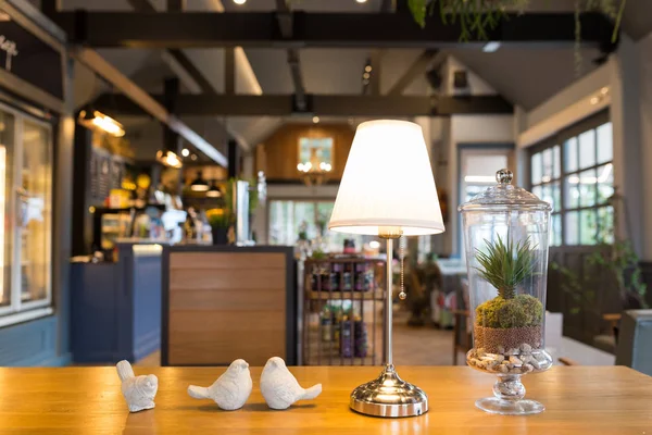 Bir restoranın içinde cam bir kavanozda kapalı bir kaktüs bitkileri.