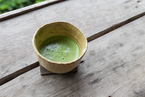 Bir kase içinde organik yeşil matcha çay.