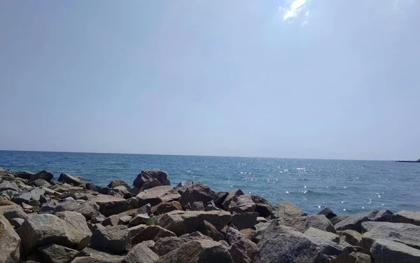 Dia Ensolarado Claro Nas Margens Mar Azul Bela Praia Mar — Fotografia de Stock