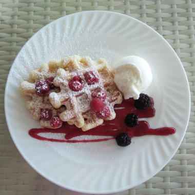 Çilek ve dondurma ile Belçika vanilya waffle Yığını berry tepesi sırılsıklam. Nefis