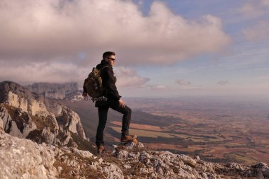 Sırt Çantası ve Güneş Gözlüğü ile Dağcı Boy Yüksek Dağ Zirvesiulaşan