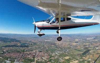 Pilot Bir Uçak Tek Motorlu Ve Yüksek Kanat Uçak ile Bir Şehir Overflying
