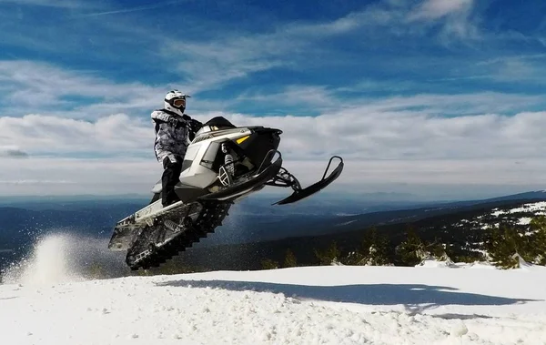 Rider Man Con Helmet Jumping Con Una Snowmobile Nel Vertice — Foto Stock