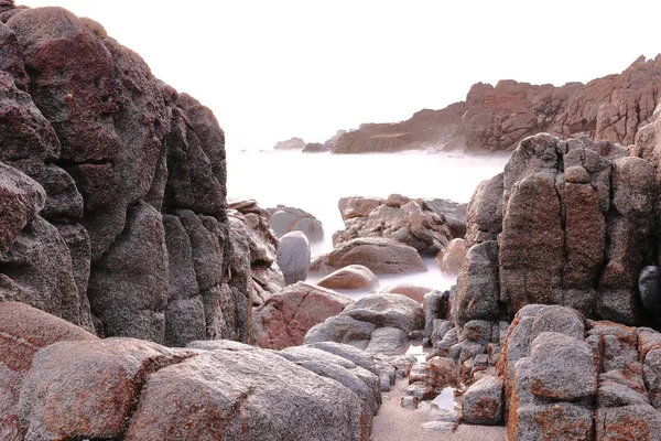 Lång Exponering Fotografering Med Stenar Stänkte Vågorna Havet Den Galiciska — Stockfoto