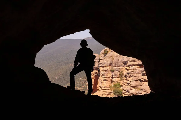 Mountaineer Einer Höhle Auf Dem Vertikel Einem Rock Mountain — Stockfoto