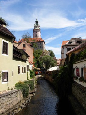Yaz aylarında Cesky Krumlov, Güneş parlıyor