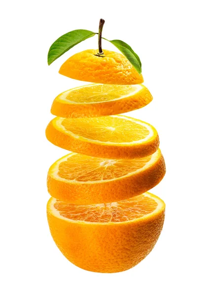 クリッピング パスと白い背景に分離されたオレンジのスライスをフローティング — ストック写真