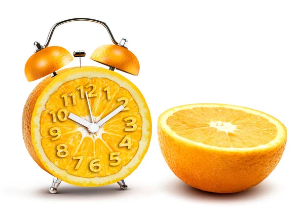 Reloj Despertador Creativo Cultivo Naranja Media Sección Aislado Sobre Fondo — Foto de Stock