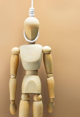 Tahtadan adamın ölü boynundan intihar kırpma yolu kahverengi zemin üzerine izole kavramı