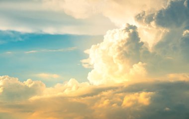 Gün batımında mavi gökyüzünde güzel hareket bulanık bulut şekli