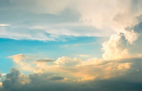 Hermosa Forma Nube Borrosa Movimiento Cielo Azul Tiempo Puesta Del — Foto de Stock