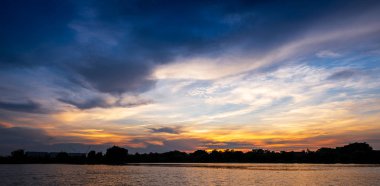 Yumuşak ve Hareket Bulanıklığı blue sky riverside adlı cloud günbatımı zamanında