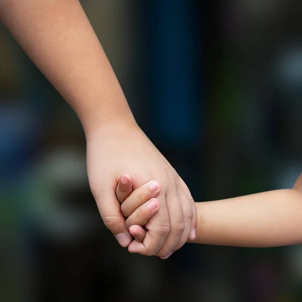 Mutter Führt Ihr Kind Der Hand Auf Verschwommenem Hintergrund Mit — Stockfoto