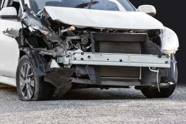 Hasarlı kaza araba kaza ve kırpma yolu ile siyah arka plan üzerine izole zemin