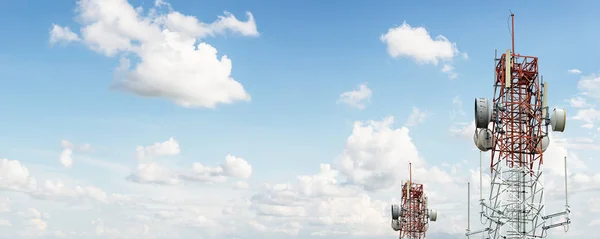 Torre Señal Para Comunicación Industrial Sobre Fondo Cielo Azul — Foto de Stock