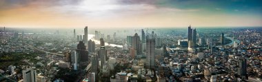 Gökdelen günbatımı zamanında Tayland Bangkok Metropolis'te Chaopraya River cityscape üzerinde