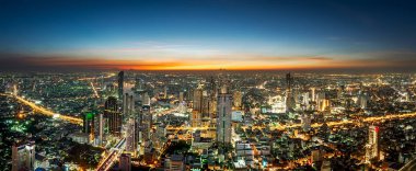 Gece sahne cityscape Tayland Bangkok Metropolis'te Chaopraya River