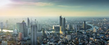 Gökdelen günbatımı zamanında Tayland Bangkok Metropolis'te Chaopraya River cityscape üzerinde