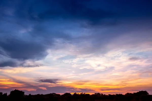 背景材料在日落时间蓝天上的柔和和运动模糊云 — 图库照片