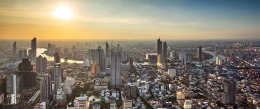 Gökdelen günbatımı zamanında Tayland Bangkok Metropolis'te Chaopraya River cityscape üzerinde